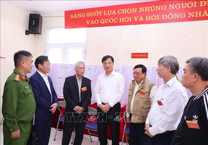 Bí thư Thành ủy Hà Nội Nguyễn Duy Ngọc kiểm tra công tác tổ chức bầu cử tại Khu vực bỏ phiếu số 27 phường Hồng Hà. Ảnh: Văn Điệp - TTXVN