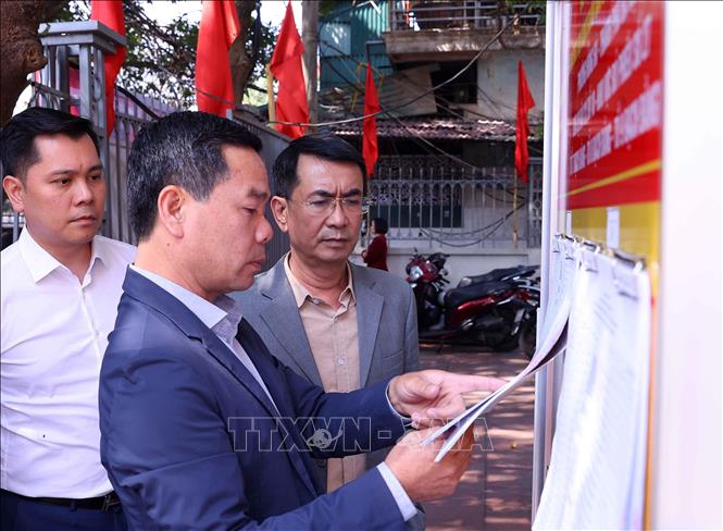 Cử tri phường Hồng Hà xem danh sách người ứng cử tại Khu vực bỏ phiếu số 27. Ảnh: Văn Điệp - TTXVN