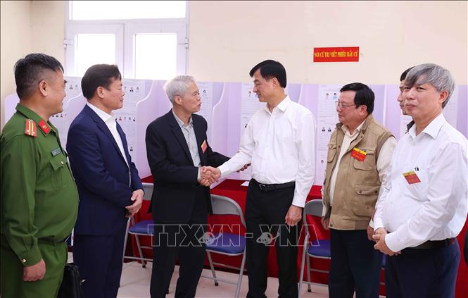 Bí thư Thành ủy Hà Nội Nguyễn Duy Ngọc kiểm tra công tác tổ chức bầu cử tại Khu vực bỏ phiếu số 27 phường Hồng Hà. Ảnh: Văn Điệp - TTXVN