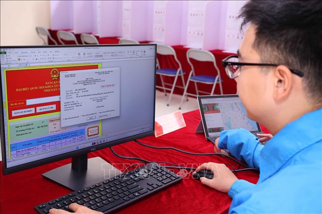 Đoàn viên thanh niên phường Hồng Hà rà soát lại công tác tổ chức và quy trình bỏ phiếu tại Khu vực bỏ phiếu số 27. Ảnh: Văn Điệp - TTXVN
