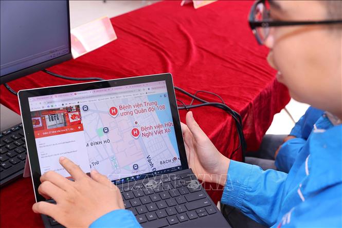 Đoàn viên thanh niên phường Hồng Hà rà soát lại công tác tổ chức và quy trình bỏ phiếu tại Khu vực bỏ phiếu số 27. Ảnh: Văn Điệp - TTXVN