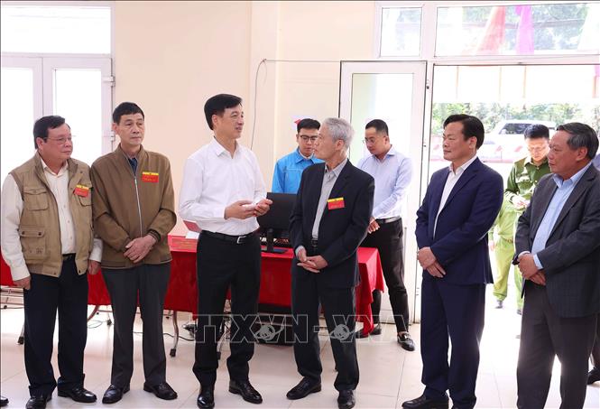 Bí thư Thành ủy Hà Nội Nguyễn Duy Ngọc kiểm tra công tác tổ chức bầu cử tại Khu vực bỏ phiếu số 27 phường Hồng Hà. Ảnh: Văn Điệp - TTXVN