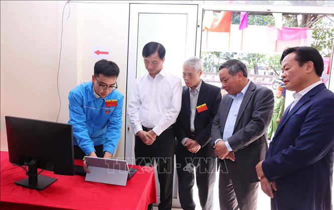 Bí thư Thành ủy Hà Nội Nguyễn Duy Ngọc kiểm tra công tác tổ chức bầu cử tại Khu vực bỏ phiếu số 27 phường Hồng Hà. Ảnh: Văn Điệp - TTXVN