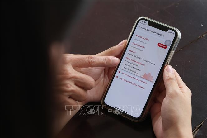 Cán bộ Phòng Công tác HSSV Trường Đại học Bách khoa, Đại học Đà Nẵng hướng dẫn sinh viên ở tại Ký túc xá các bước thực hiện bỏ phiếu. Ảnh: Xuân Quý - TTXVN