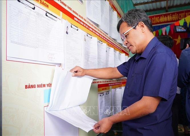 Bí thư Tỉnh ủy, Chủ tịch Ủy ban bầu cử tỉnh Quảng Ngãi Hồ Văn Niên kiểm tra khu vực niêm yết cử tri tại điểm bầu cử phường Sa Huỳnh. Ảnh:TTXVN
