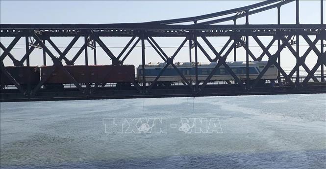 Tàu chở hàng đi qua cầu Hữu nghị Trung - Triều từ thành phố Đan Đông (Trung Quốc) hướng về thành phố Sinuiju của Triều Tiên ngày 9/5/2023. Ảnh: Yonhap/TTXVN