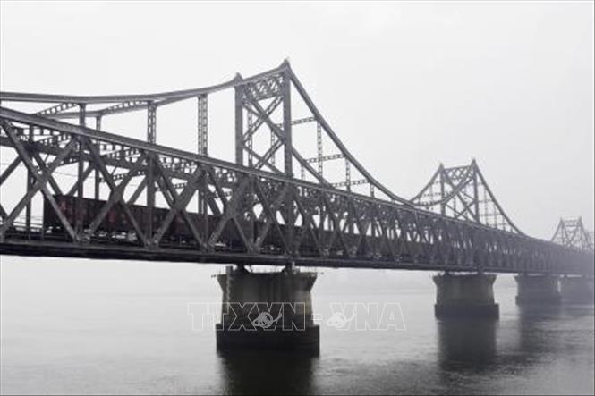 Tàu chở hàng đi qua cầu hữu nghị Trung - Triều từ thành phố biên giới Đan Đông của Trung Quốc tới Triều Tiên, ngày 9/3/2023. Ảnh: Kyodo/TTXVN