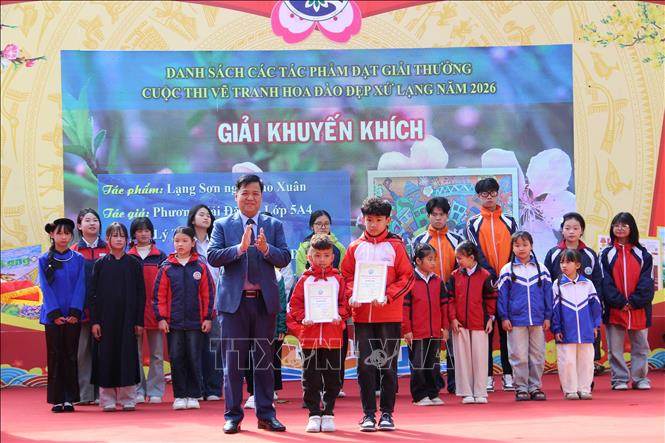 Ban tổ chức trao giải Khuyến khích cho các tác giả đạt giải. Ảnh: Tiến Vĩnh –TTXVN