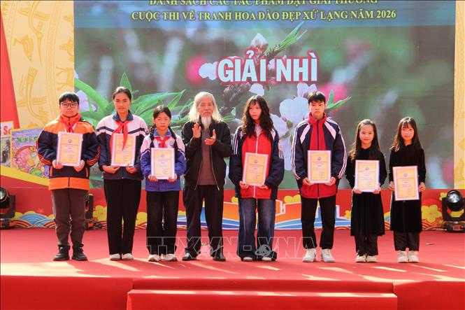 Ban tổ chức trao giải Nhì cho các tác giả đạt giải. Ảnh: Tiến Vĩnh –TTXVN 