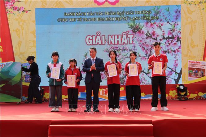 Ban tổ chức trao giải Nhất cho các tác giả đạt giải.Ảnh: Tiến Vĩnh –TTXVN