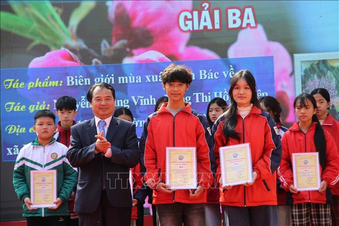 Ban tổ chức trao giải Ba cho các tác giả đạt giải. Ảnh: Tiến Vĩnh –TTXVN