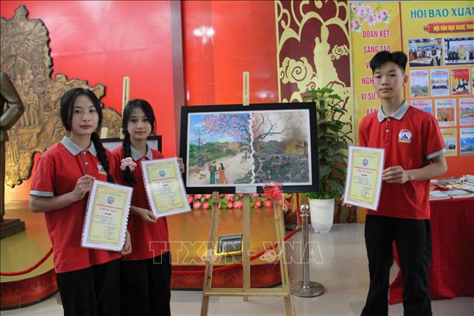 Tác giả và tác phẩm đạt giải Nhất cuộc thi.Ảnh: Tiến Vĩnh –TTXVN