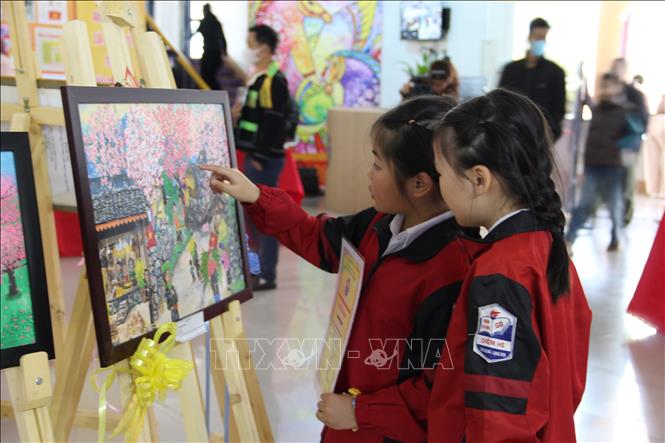 Các học sinh chiêm ngưỡng những tác phẩm xuất sắc. Ảnh: Tiến Vĩnh –TTXVN