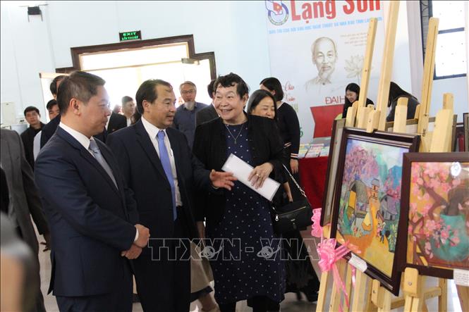 Các đại biểu tham quan các tác phẩm trưng bày tại lễ trao giải.Ảnh: Tiến Vĩnh –TTXVN
