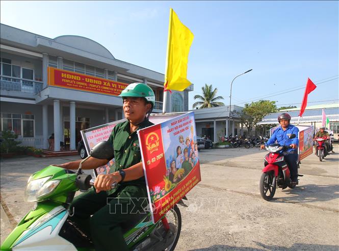 Ủy ban Bầu cử xã Vị Thanh 1, thành phố Cần Thơ sử dụng xe gắn máy tuyên truyền cuộc bầu cử đến tất cả các ấp trên địa bàn. Ảnh: Duy Khương – TTXVN
