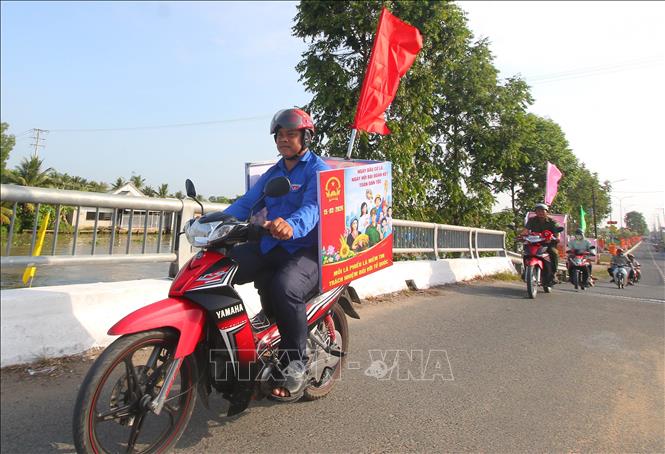 Trong ảnh: Ủy ban Bầu cử xã Vị Thanh 1, thành phố Cần Thơ sử dụng xe gắn máy tuyên truyền cuộc bầu cử đến tất cả các ấp trên địa bàn. Ảnh: Duy Khương – TTXVN