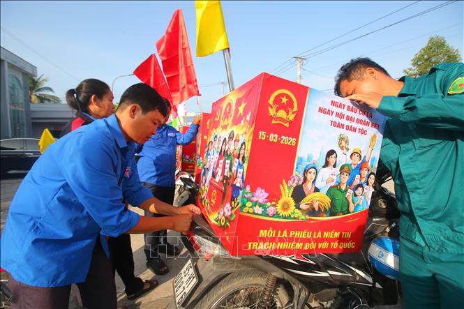 Ủy ban Bầu cử xã Vị Thanh 1, thành phố Cần Thơ sử dụng xe gắn máy tuyên truyền cuộc bầu cử đến tất cả các ấp trên địa bàn. Ảnh: Duy Khương – TTXVN