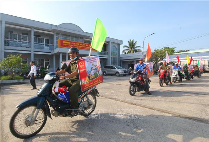 Ủy ban Bầu cử xã Vị Thanh 1, thành phố Cần Thơ sử dụng xe gắn máy tuyên truyền cuộc bầu cử đến tất cả các ấp trên địa bàn. Ảnh: Duy Khương – TTXVN