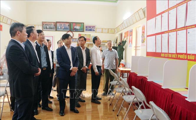 Đoàn kiểm tra công tác chuẩn bị bầu cử tại thôn Chanh Thượng, xã Thanh Bình. Ảnh: Nguyễn Chinh - TTXVN