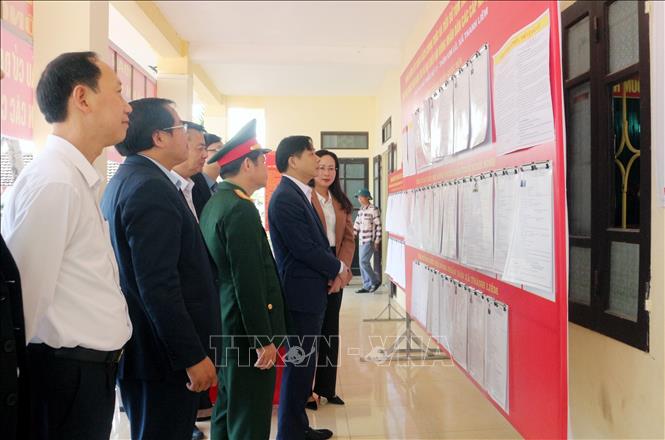 Đoàn kiểm tra công tác chuẩn bị bầu cử tại khu vực bỏ phiếu số 17, thôn Kim Lũ, xã Thanh Liêm. Ảnh: Nguyễn Chinh – TTXVN