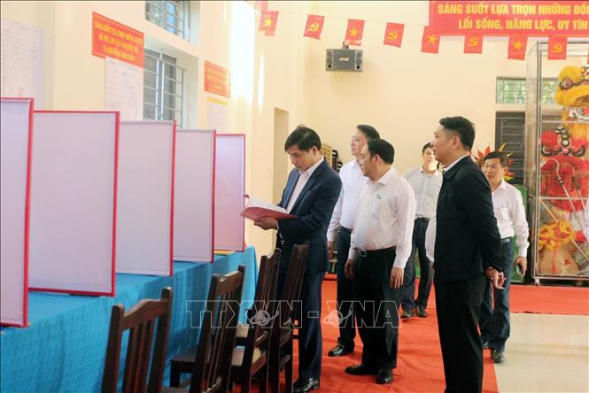 Đoàn kiểm tra công tác chuẩn bị bầu cử tại xã Tân Thanh. Ảnh: Nguyễn Chinh – TTXVN