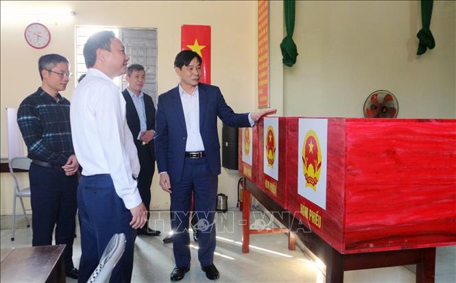 Đoàn kiểm tra công tác chuẩn bị bầu cử tại thôn Đại Bái, xã Thanh Lâm. Ảnh: Nguyễn Chinh – TTXVN