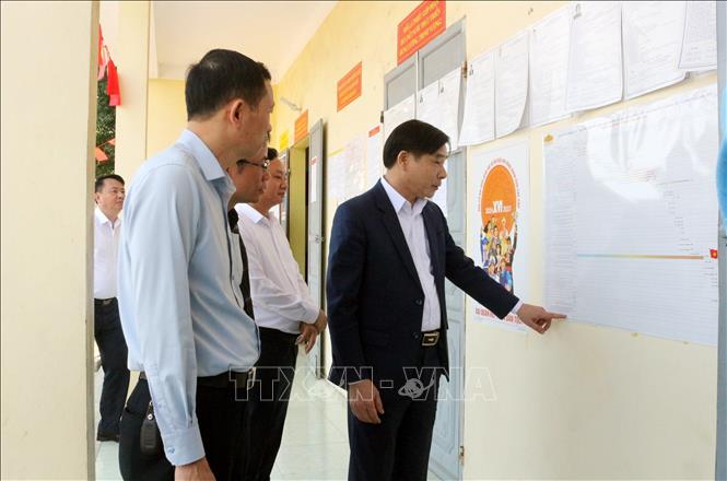 Đoàn kiểm tra công tác chuẩn bị bầu cử tại khu vực bỏ phiếu số 09, xã Thanh Lâm. Ảnh: Nguyễn Chinh – TTXVN