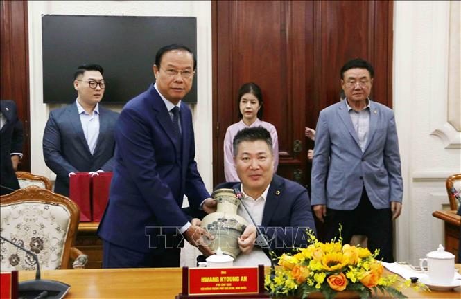 Ông Nguyễn Văn Thọ (trái), Phó Chủ tịch Thường trực HĐND Thành phố Hồ Chí Minh tặng quà đối ngoại cho ông Hwang Kyoung Ah (phải), Phó Chủ tịch Hội đồng thành phố Daejeon, Hàn Quốc. Ảnh: Xuân Khu-TTXVN