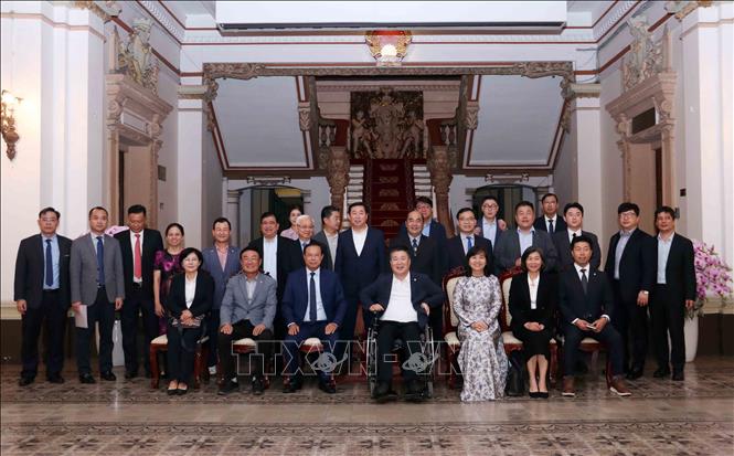 Hai đoàn đại biểu chụp ảnh lưu niệm. Ảnh: Xuân Khu-TTXVN