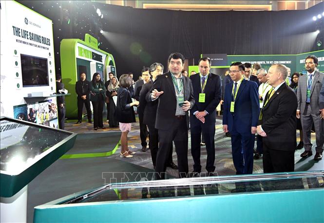 Các đại biểu tham quan trưng bày sản phẩm phục vụ ngành Năng lượng. Ảnh: TTXVN phát