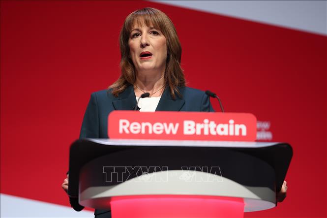 Bộ trưởng Tài chính Anh Rachel Reeves phát biểu tại cuộc họp báo ở Liverpool. Ảnh: THX/TTXVN