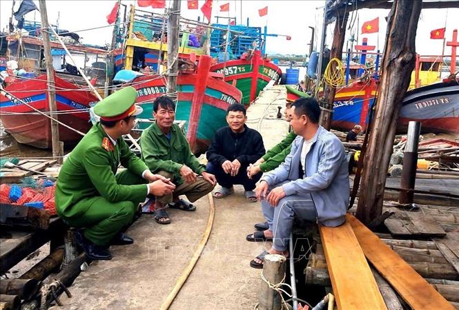 Đối với những ngư dân có kế hoạch đánh bắt dài ngày hoặc làm việc tại các địa phương khác vào thời điểm bầu cử, Công an xã Tiên Trang phối hợp với các tổ bầu cử liên lạc và trực tiếp hướng dẫn làm thủ tục xin cấp giấy chứng nhận để được tham gia bỏ phiếu tại nơi đang làm việc hoặc cập bến. Ảnh TTXVN phát
