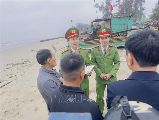 Công an phường Nam Sầm Sơn chủ động rà soát, nắm chắc lịch trình ra khơi, cập nhật danh sách cử tri theo từng nhóm tàu thuyền; phối hợp với gia đình và chủ phương tiện xác minh thông tin cư trú; đẩy mạnh công tác thông tin, tuyên truyền về Luật Bầu cử. Ảnh TTXVN phát
