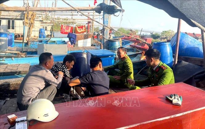  Công an xã Vạn Lộc trực tiếp xuống các khu dân cư ven biển, cảng cá, bến neo đậu tàu thuyền để tuyên truyền về ý nghĩa, tầm quan trọng của cuộc bầu cử; vận động các chủ tàu, thuyền trưởng chủ động sắp xếp lịch trình khai thác hải sản để ngư dân có thể trở về địa phương tham gia bỏ phiếu đúng thời gian quy định. Ảnh TTXVN phát
