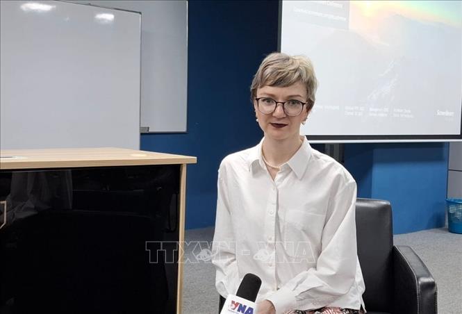 Tiến sĩ Julia Roknifard, giảng viên cao cấp về quan hệ quốc tế tại trường Đại học Taylor trả lời phỏng vấn phóng viên TTXVN tại Malaysia. Ảnh: Thành Trung - PV TTXVN tại Malaysia