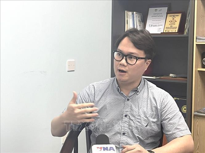 Ông Enzo Sim Hong Jun, nhà nghiên cứu lịch sử và quốc phòng Đông Nam Á trả lời phỏng vấn phóng viên TTXVN tại Malaysia. Ảnh: Thành Trung - PV TTXVN tại Malaysia