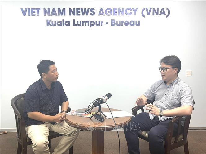 Ông Enzo Sim Hong Jun, nhà nghiên cứu lịch sử và quốc phòng Đông Nam Á trả lời phỏng vấn phóng viên TTXVN tại Malaysia. Ảnh: Thành Trung - PV TTXVN tại Malaysia