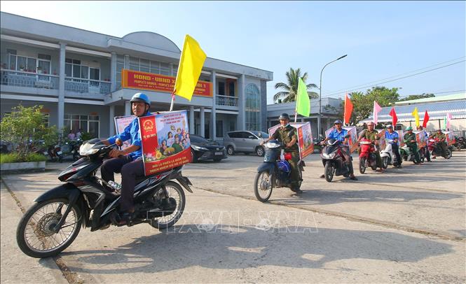 Ủy ban Bầu cử xã Vị Thanh 1, thành phố Cần Thơ sử dụng xe gắn máy tuyên truyền cuộc bầu cử đến tất cả các ấp trên địa bàn. Ảnh: Duy Khương - TTXVN