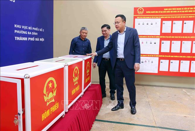 Bí thư Đảng ủy, Chủ tịch HĐND phường Ba Đình Phạm Quang Thanh, Chủ tịch Ủy ban Bầu cử phường (ngoài cùng bên phải) kiểm tra công tác chuẩn bị bầu cử tại khu vực bỏ phiếu số 2. Ảnh: Phạm Kiên - TTXVN