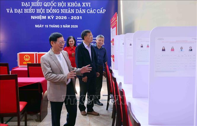 Khu vực cabin bầu cử đã được lắp đặt và trang bị đầy đủ để phục vụ cử tri. Ảnh: Phạm Kiên - TTXVN