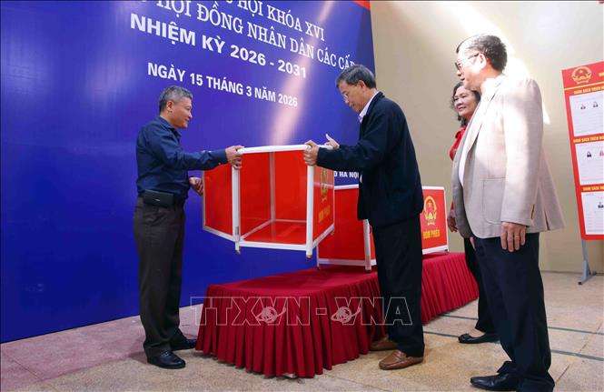 Tổ bầu cử khu vực bỏ phiếu số 2, phường Ba Đình kiểm tra hòm phiếu. Ảnh: Phạm Kiên - TTXVN