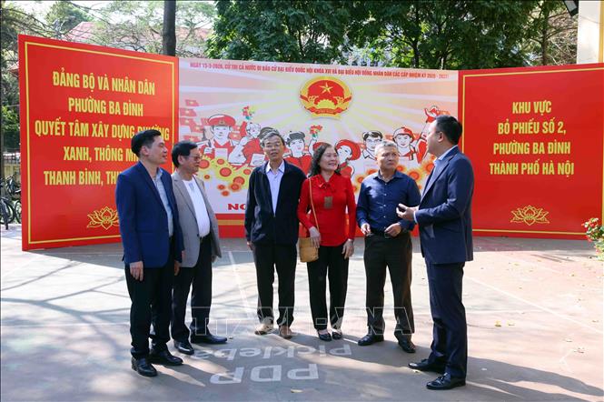 Lãnh đạo Ủy ban Bầu cử phường Ba Đình trao đổi về công tác chuẩn bị với Tổ bầu cử khu vực bỏ phiếu số 2. Ảnh: Phạm Kiên - TTXVN