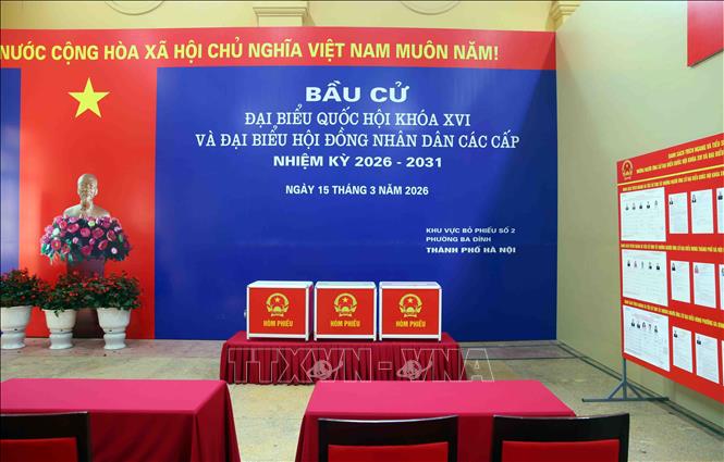 Khu vực bỏ phiếu số 2, phường Ba Đình, thành phố Hà Nội được bày trí trang nghiêm sẵn sàng cho ngày bầu cử. Ảnh: Phạm Kiên - TTXVN