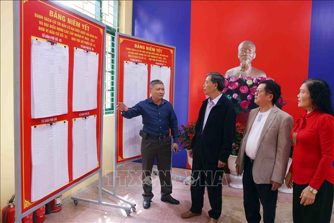 Danh sách cử tri và Quốc hội khóa XVI và đại biểu HĐND các cấp nhiệm kỳ 2026 – 2031 được niêm yết ở vị trí thuận lợi để cử tri tìm hiểu trước khi bỏ phiếu. Ảnh: Phạm Kiên - TTXVN