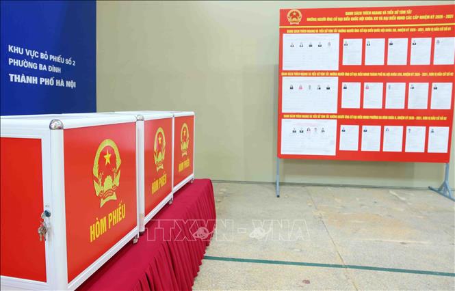 Hòm phiếu tại khu vực bỏ phiếu số 2, phường Ba Đình, thành phố Hà Nội được chuẩn bị chu đáo, bảo đảm trang trọng và bảo mật. Ảnh: Phạm Kiên -TTXVN