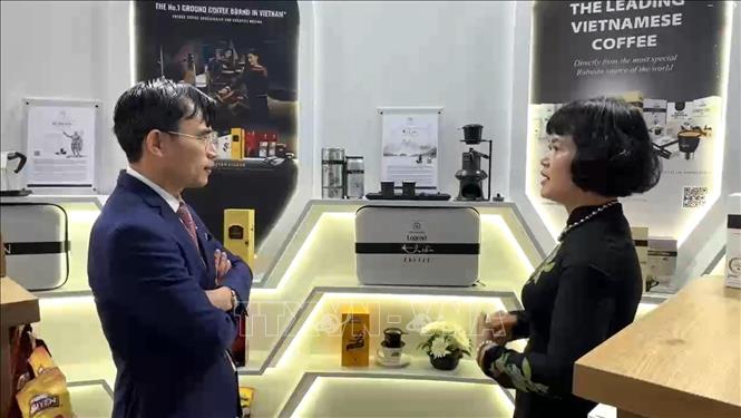 Representative from Trung Nguyen Legend Group introduces new cofee products to Vietnam’s Trade Counsellor in India Bui Trung Thuong. VNA Photo