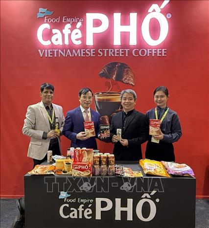 Vietnam’s Trade Counsellor in India Bui Trung Thuong visits the booth of FES Group. VNA Photo
