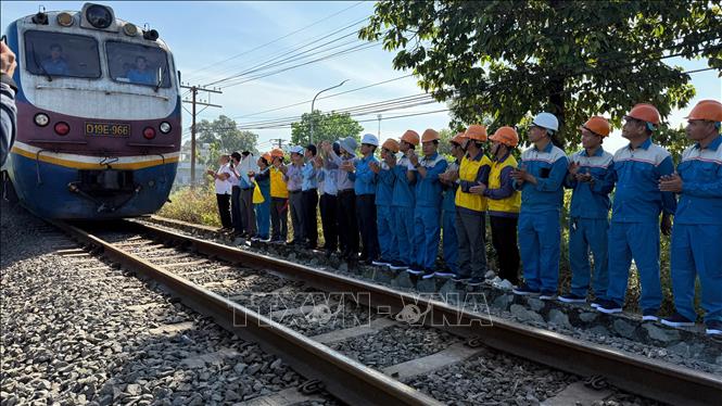 Lúc 9 giờ ngày 11/3, tàu hàng với tải trọng khoảng 1.000 tấn chính thức lưu thông qua cầu Ghềnh, sau 6 ngày bị gián đoạn do sự cố sà lan đâm va gây hư hỏng. Ảnh: Sỹ Tuyên - TTXVN