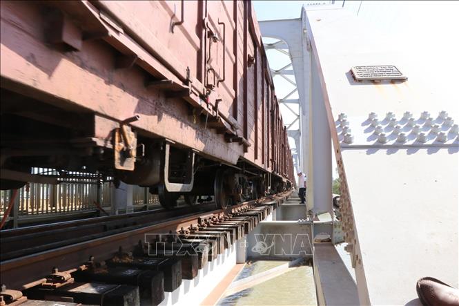 Chuyến tàu hàng với tải trọng khoảng 1.000 tấn lưu thông qua nhịp N2 (vị trí bị sà lan va chạm gây hư hỏng) cầu Ghềnh sau thời gian bị gián đoạn. Ảnh: Sỹ Tuyên - TTXVN