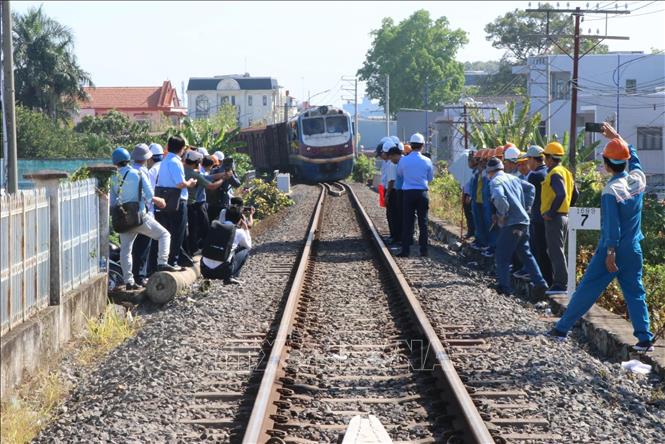 Lúc 9 giờ ngày 11/3/2026, đoàn tàu số hiệu đầu máy D19E-966, với tải trọng khoảng 1.000 tấn lưu thông qua cầu Ghềnh, sau 6 ngày bị gián đoạn do sự cố sà lan đâm va gây hư hỏng. Ảnh: Sỹ Tuyên - TTXVN
